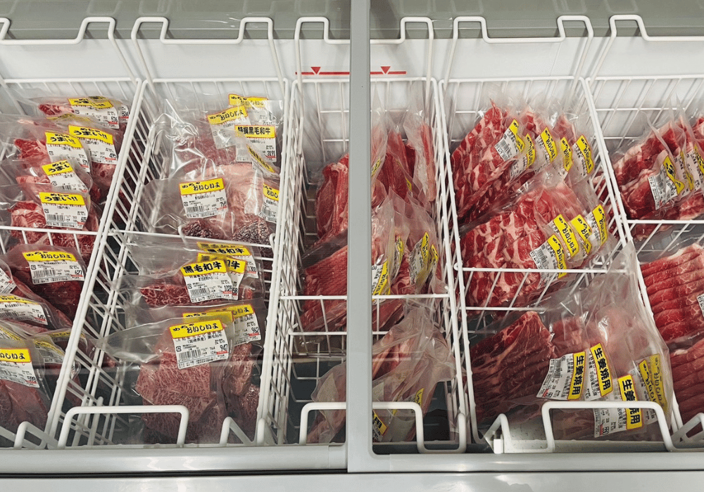 冷凍お肉コーナーのお肉の画像